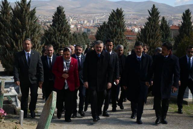 İçişleri Bakanı Çiftçi, Kırşehir’de Neşet Ertaş’ın Kabrini Ziyaret Etti!