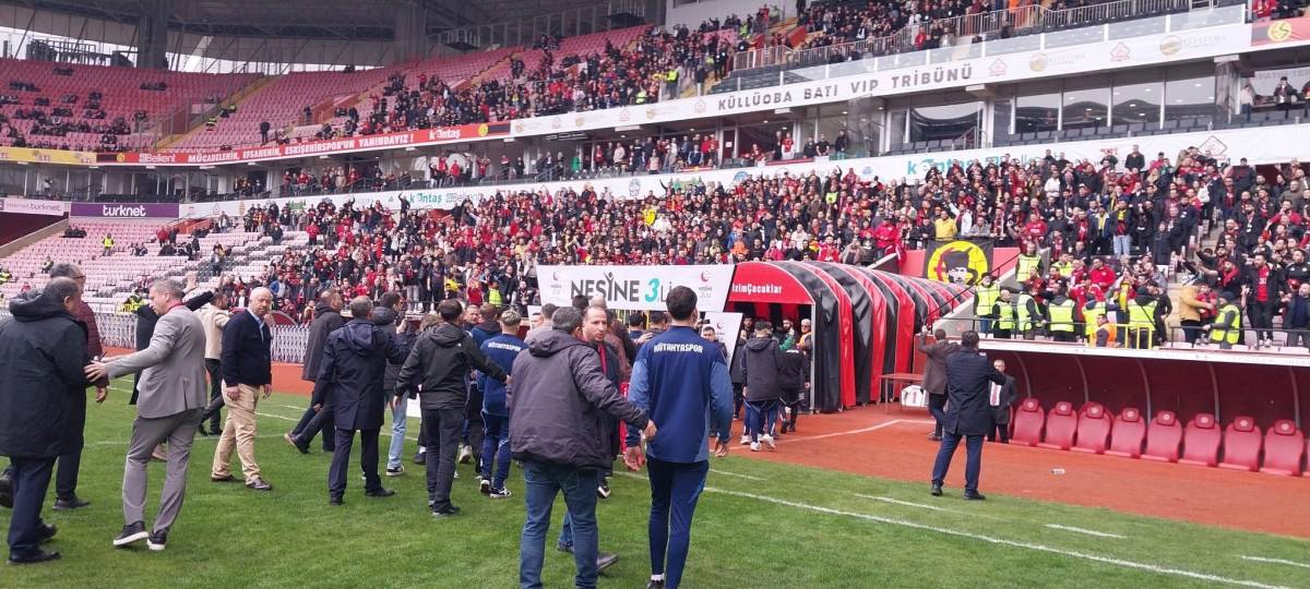 Eskişehirspor - Kütahyaspor Maçı Öncesi Gerginlik: Tribünler Karıştı