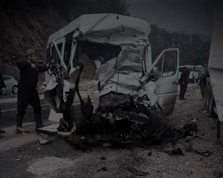 Bucak’ta Feci Kaza: Minibüs ve Tır Çarpıştı – 7 Ölü, 3 Yaralı!