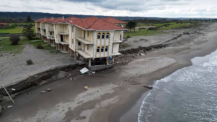 Sakarya Karasu’da Kıyı Erozyonu Alarmı: Eski Tatil Köyü Yıkılma Tehlikesi Altında!