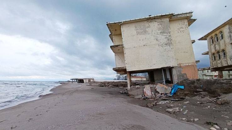 Sakarya Karasu’da Kıyı Erozyonu Alarmı: Eski Tatil Köyü Yıkılma Tehlikesi Altında!