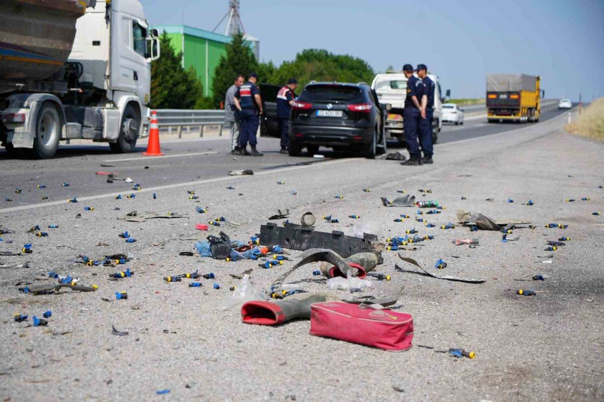 Edirne’de Feci Kaza: Tıra Arkadan Çarpan Panelvanda 1 Ölü, 1 Yaralı
