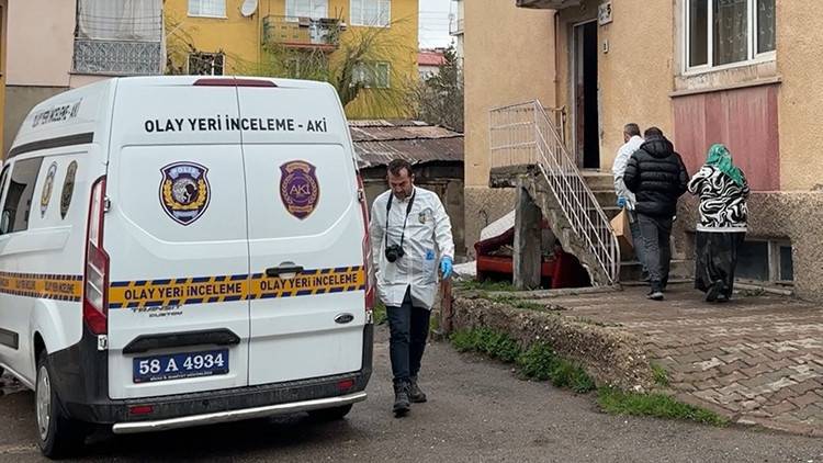 Sivas’ta Dehşet: Genç Kadını Bıçaklayıp Kapıyı Kilitleyerek Kaçtı!