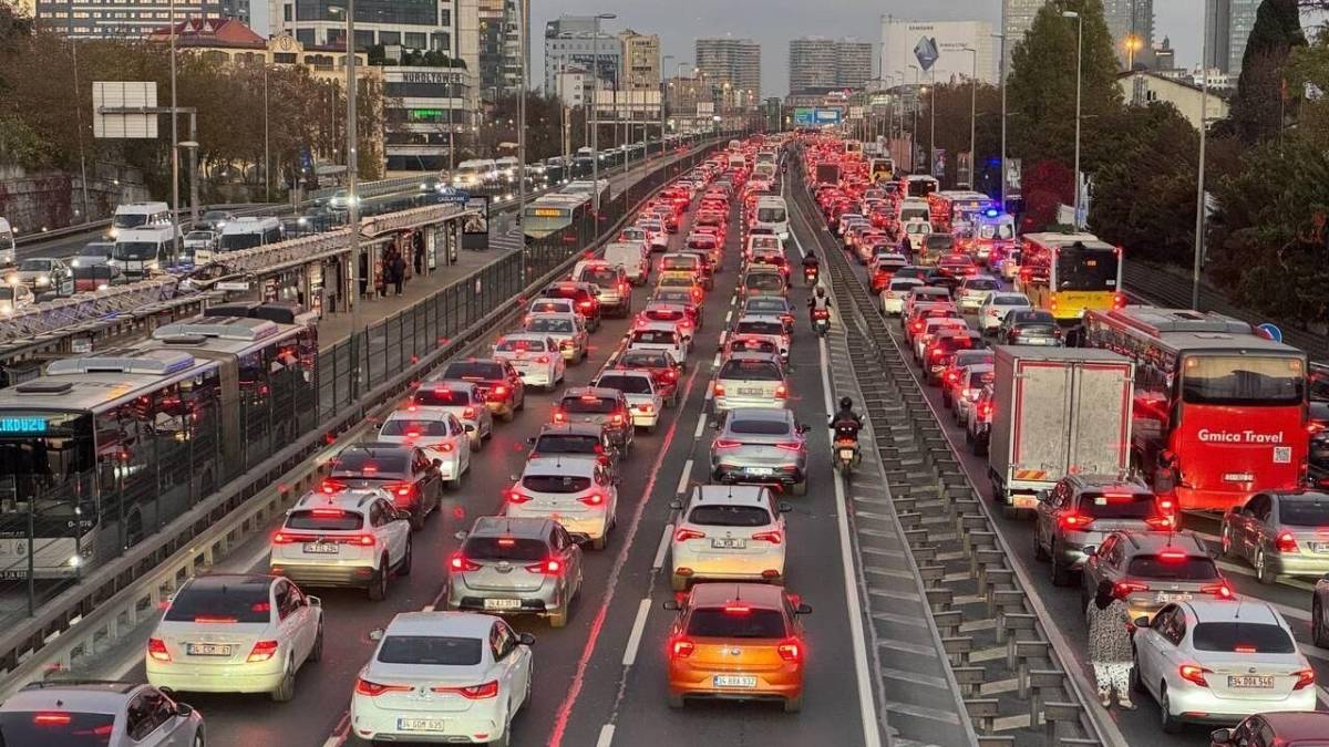 1 Mayıs 2026’da Hangi Yollar Kapalı? İstanbul, Ankara Ve İzmir’de Trafik Düzenlemeleri Açıklandı