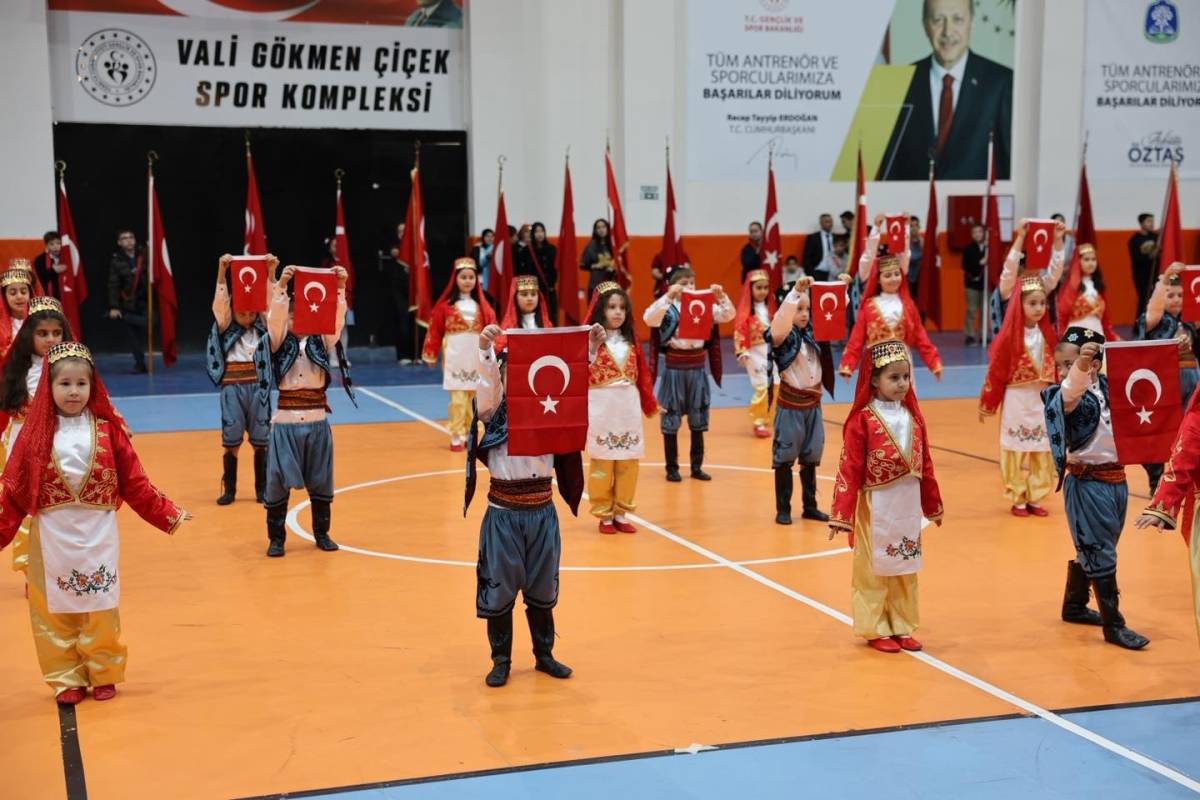 Sandıklı’da 23 Nisan Coşkusu Spor Salonuna Sığmadı