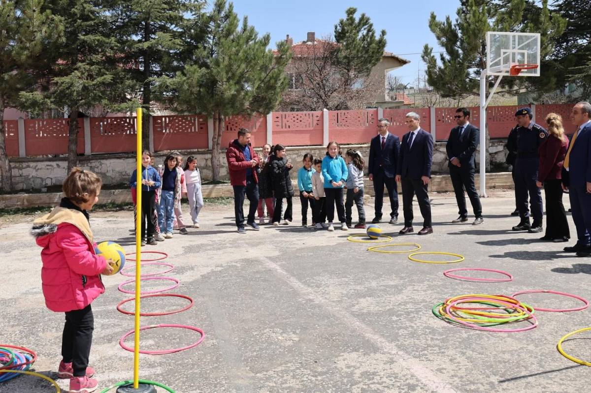 Vali Aktaş İhsaniye’de Öğrencilere Bir Araya Geldi