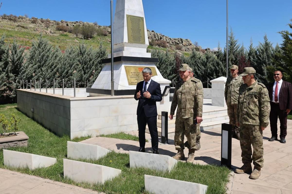 Vali Aktaş’tan Anlamlı Ziyaret: Şehitler Unutulmadı
