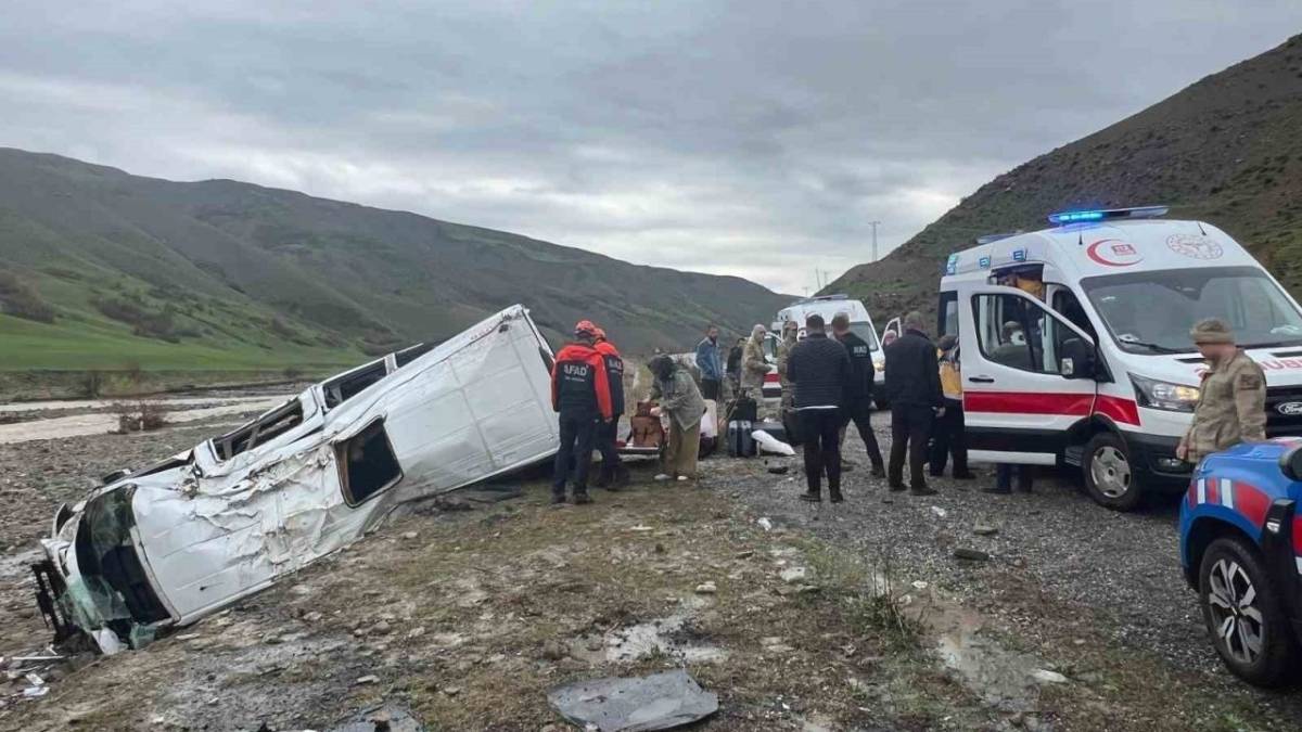Muş’ta Yolcu Minibüsü Dere Yatağına Yuvarlandı: 16 Yaralı!