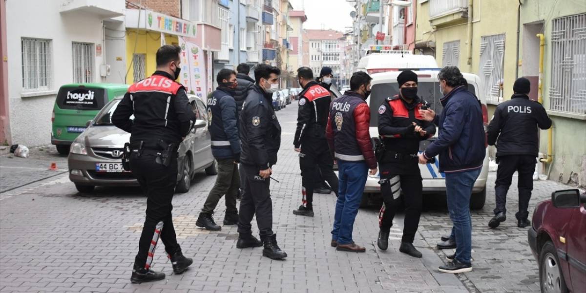 Malatya'da Olaylı Gece: Annesini Rehin Alıp Jandarmalara Saldırdı!