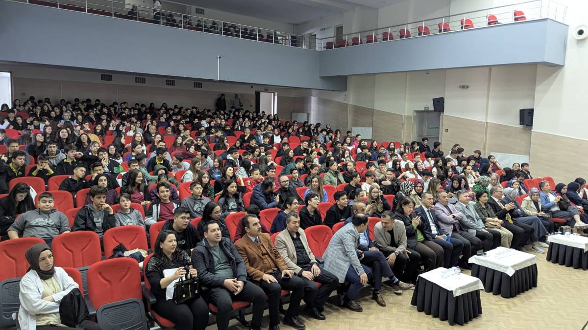 Geleceğin Bilim İnsanları Sahnede: Matematik Ve Fen Yarışmasında Heyecan Doruğa Çıktı