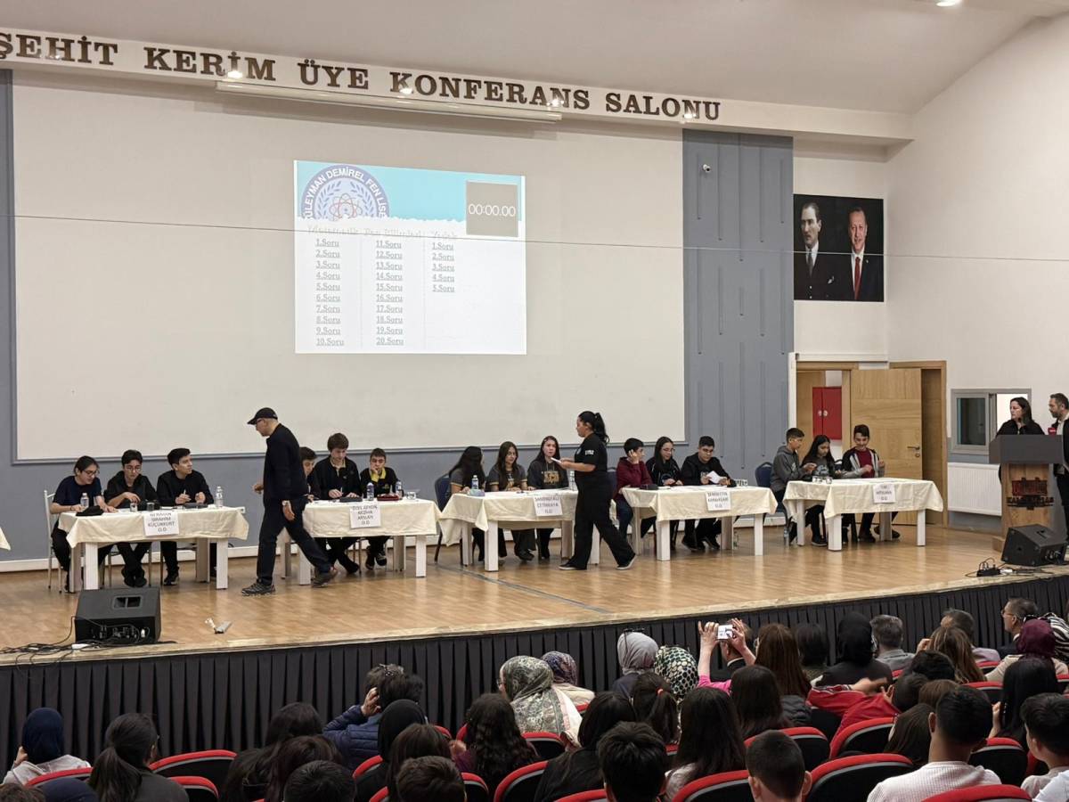 Geleceğin Bilim İnsanları Sahnede: Matematik Ve Fen Yarışmasında Heyecan Doruğa Çıktı