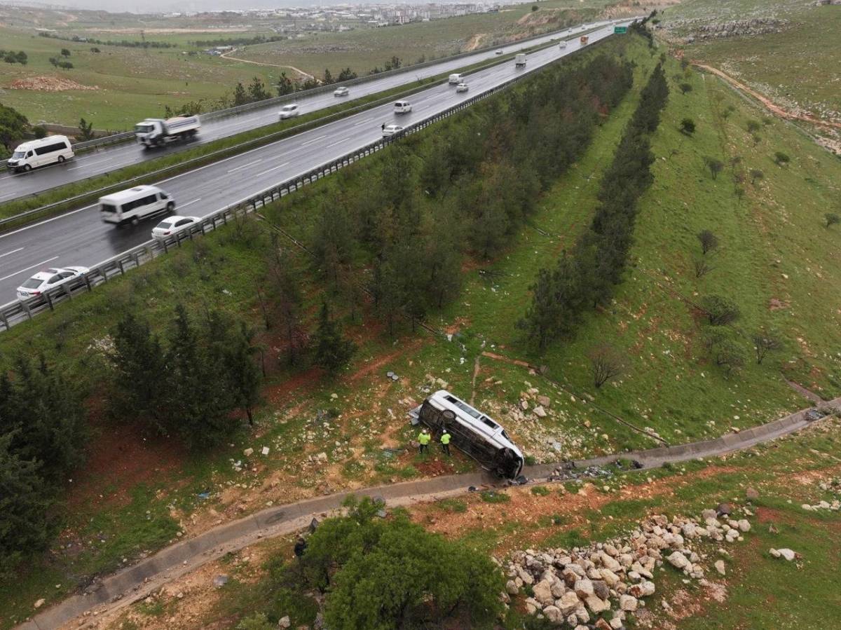Gaziantep’te İşçi Servisi Şarampole Devrildi: 16 Kişi Yaralandı!